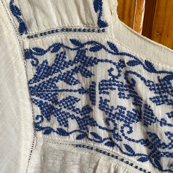 Lucky Brand Linen Cream and Navy Embroidered Folk Peasant Top - Picture 5 of 7